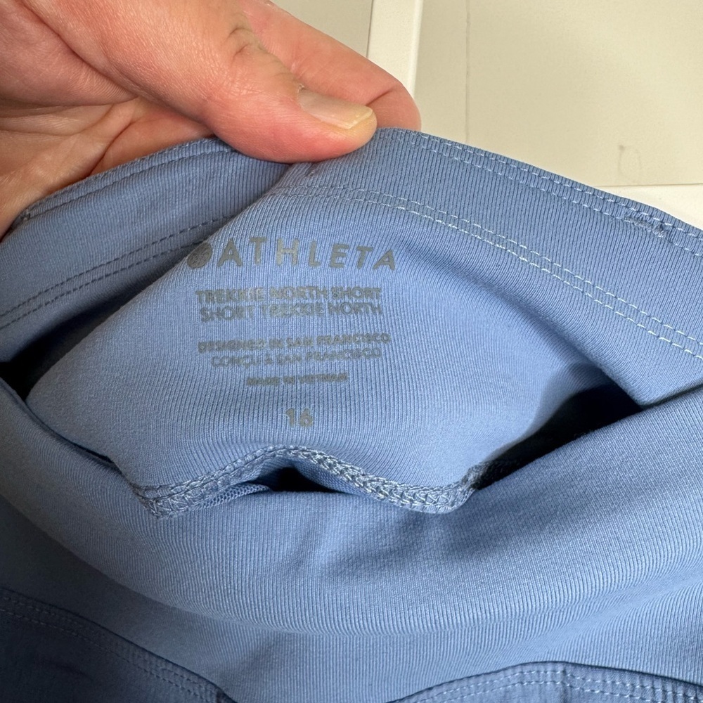 NWT ATHLETA Size 16 Light Blue Trekkie North Shorts. Has zipper pockets - Picture 5 of 9